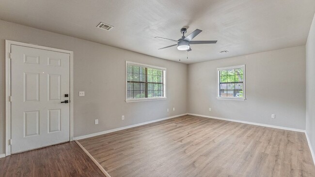 Photo - 153 W Hill St