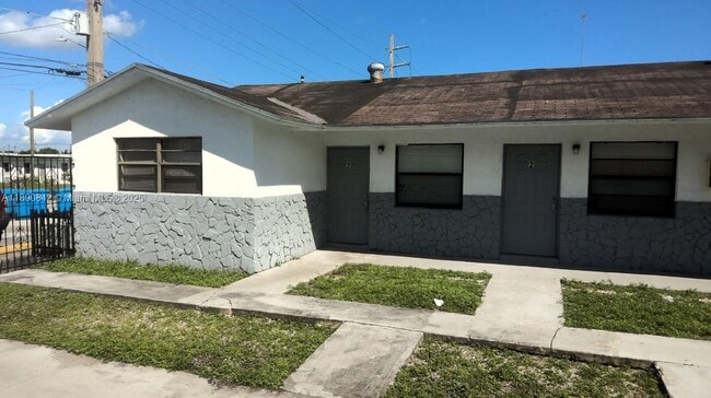 Building Photo - 4120 SW 19th St Unit 2