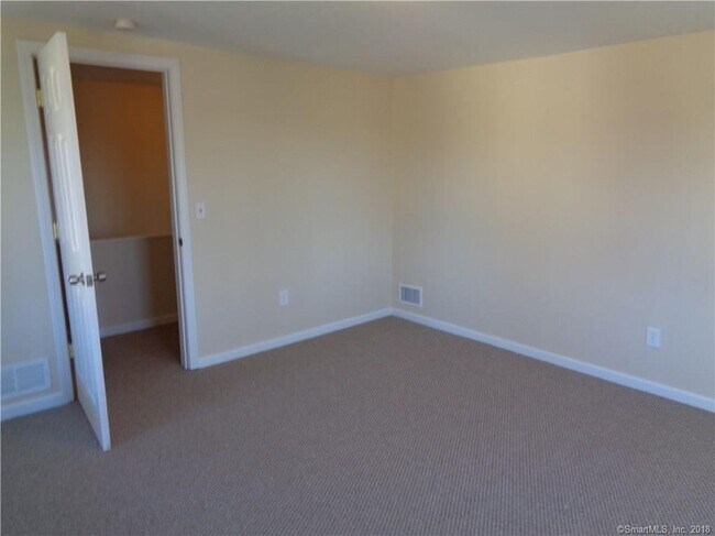 Photo - 454 Middle Tpke E