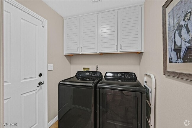Building Photo - 8161 Round Hills Cir Rental