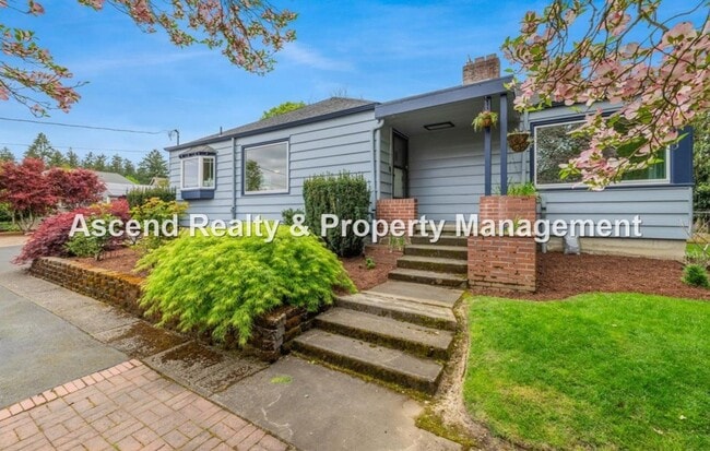 Building Photo - Available NOW! 3 Level 4bed/3bath Convenie...