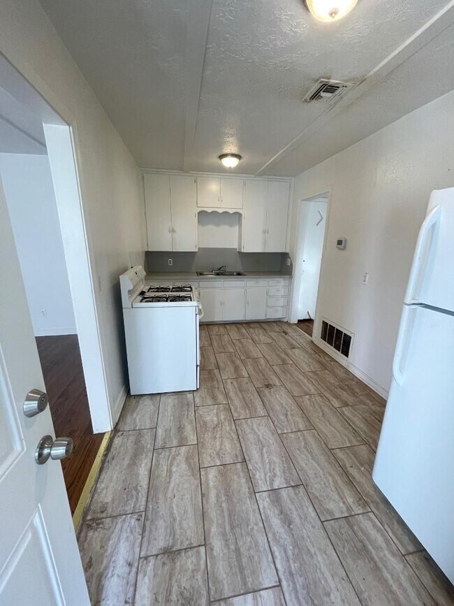 Photo - 1 Bed 1 Bath Duplex For Lease!