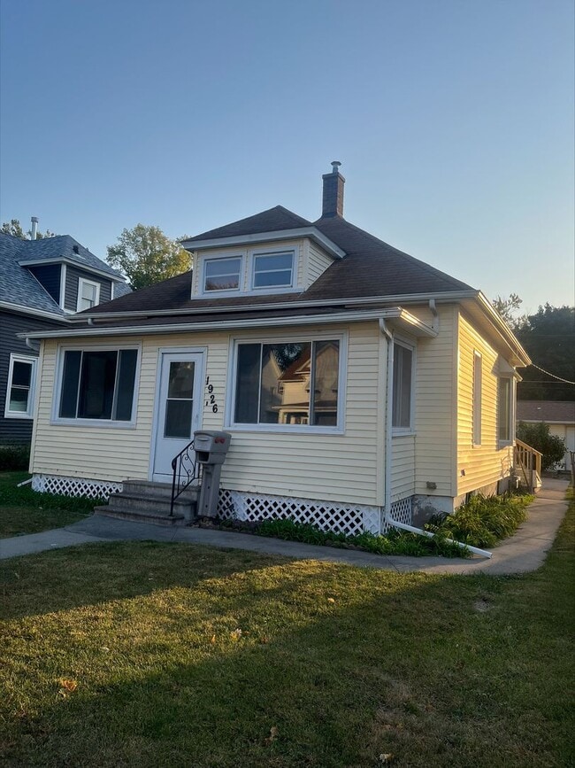 Building Photo - Adorable updated home in Moline!