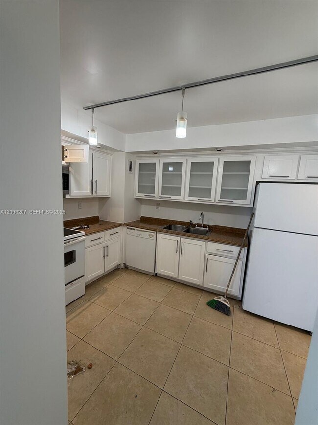 Photo - 5838 Collins Ave Unit 4A