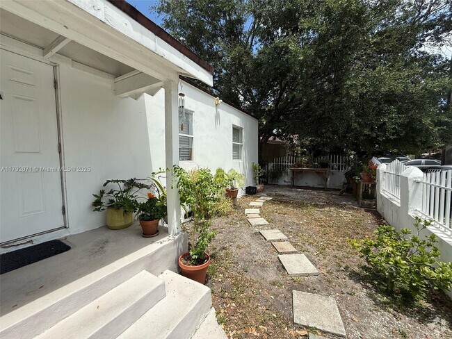 Building Photo - 275 NW 46th St Unit FRONT Rental