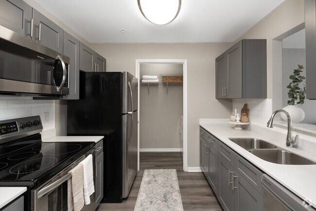 2BR, 2BA - 964SF- Kitchen - Riverwood Apartments