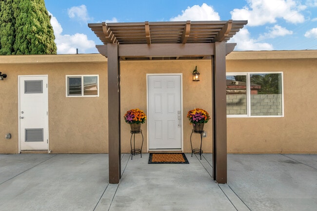 Building Photo - 1012 W Walnut St Unit #2