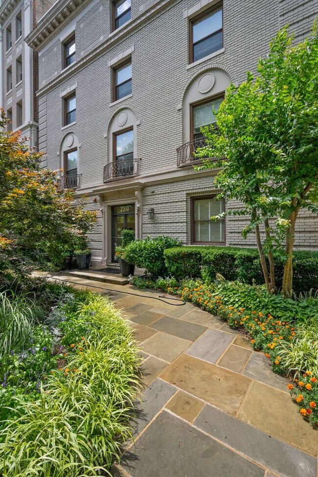 Building Photo - Available Now! 1 Bedroom 1 Bathroom Condo ... Unit 407