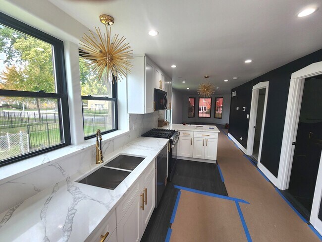 Photo - 243 W Swann St