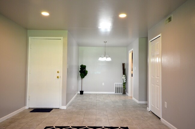 Building Photo - 563 Wilson Bridge Dr Unit A1