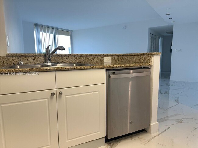 Photo - 19501 W Country Club Dr Unidad 406