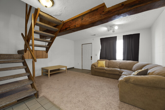 Building Photo - 128 W Norwich Ave Rental