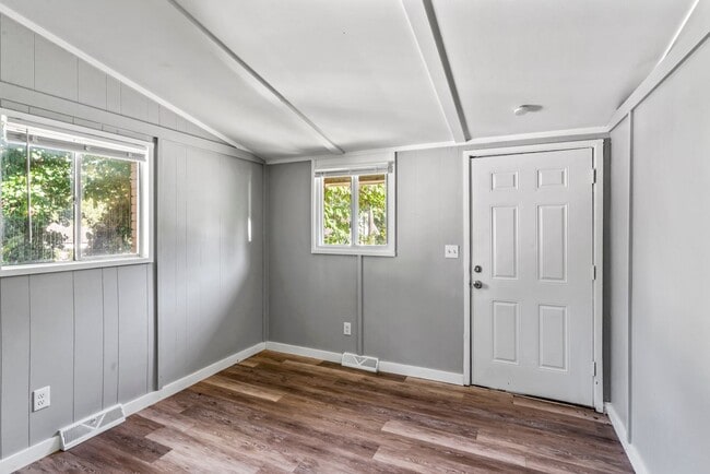Building Photo - Affordable Comfort in Independence — 1-Bed...