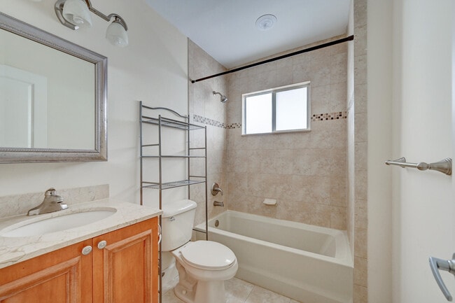 Photo - 410 SW 15th St Unit 204