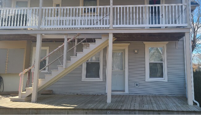 Photo - 210 E Pine St Unidad Lower Back