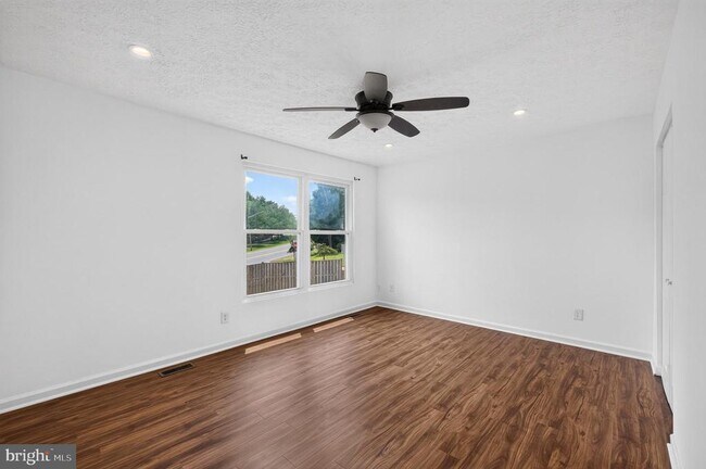 Photo - 13296 Hollinger Ave