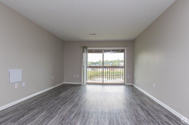 2BR, 1BA - 990SF - Living Room
