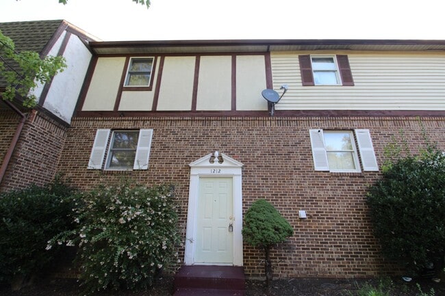Building Photo - 1212 Mountain View Dr