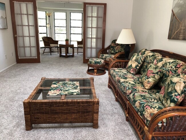 Large Living room + Den - 4438 Middlebrook Rd Unidad 4438 Rental