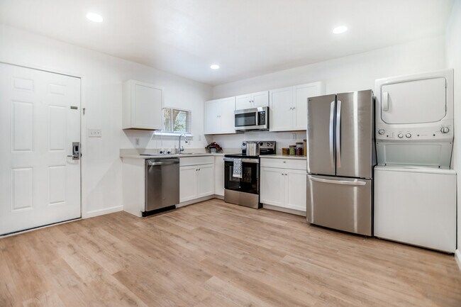 Photo - 905 W Abram St