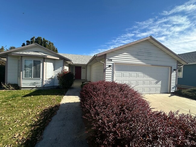 Building Photo - Tranquil & delightful 3-bedroom, 2-bathroo...