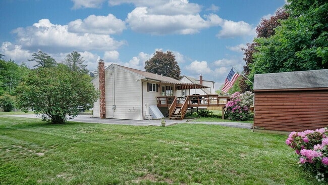 Building Photo - UPDATED!! 3 bed, 2 bath house with solar p...