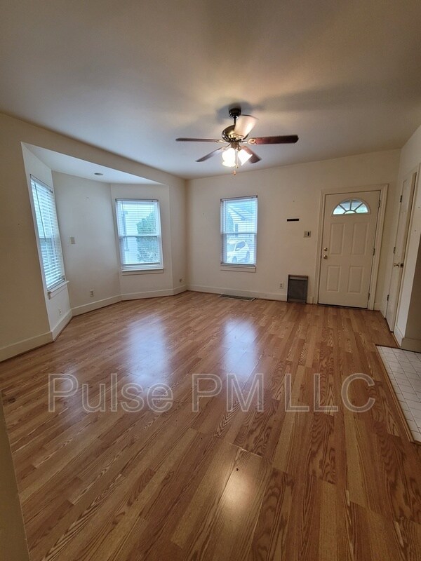 816 Montague Rd Unit U1 Right Side