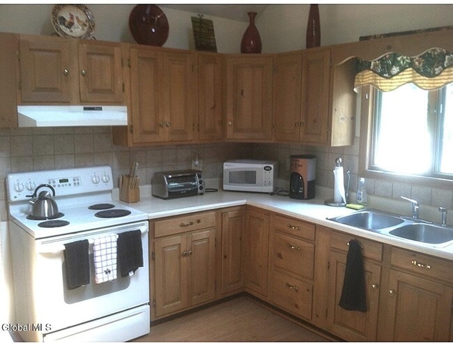 Photo - 120 Van Dam St