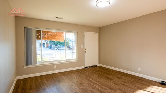 Photo - 868 Miller Ave