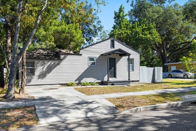 Photo - Large 4 bed/1.5 bath House & Section 8 Acc...