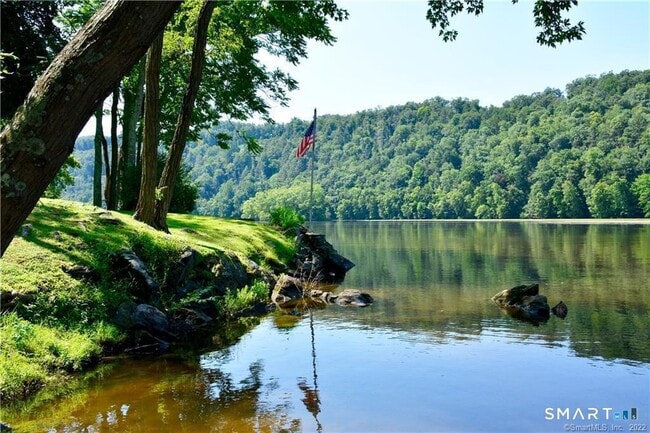 Building Photo - 67 Lake Lillinonah Rd N