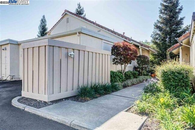 Building Photo - 19 Mt Wilson Way Rental