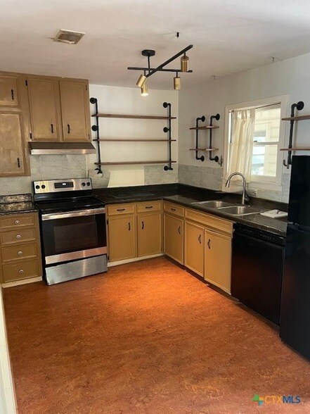 Photo - 107 E Holland St