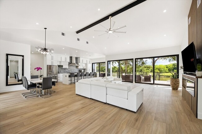 Photo - 407 Brook Hollow Dr