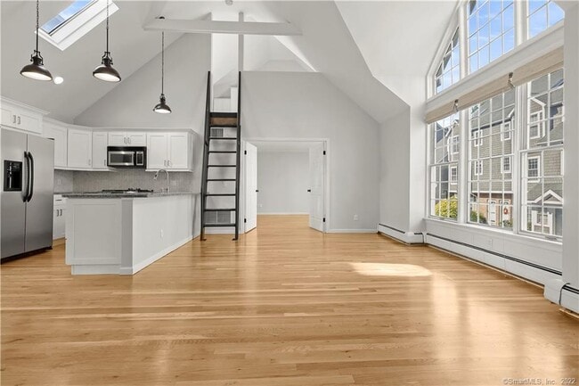 Photo - 94 Southfield Ave Unidad 702 Rental