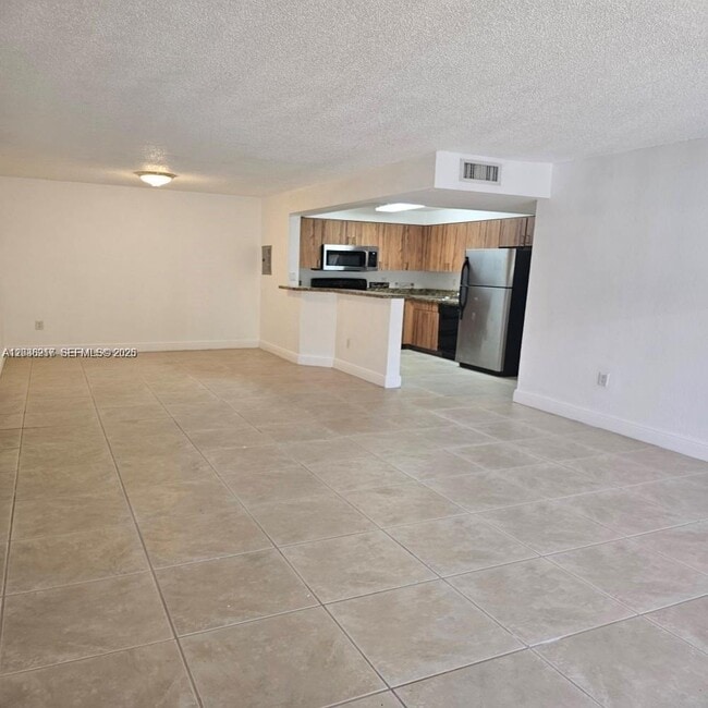 Photo - 4810 NW 79th Ave Unidad 202