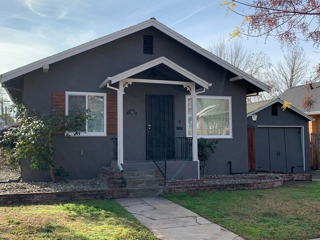Building Photo - Newly Updated 2 Bedroom Unit in the heart of Roseville!