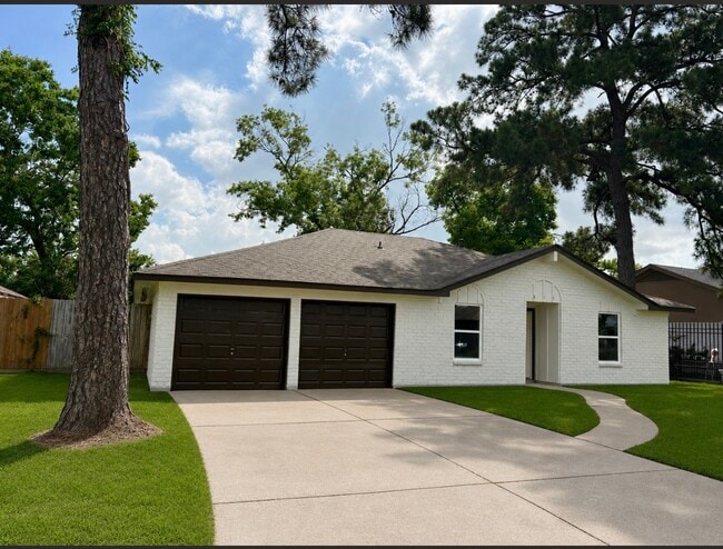 Building Photo - 815 Centerwood Dr