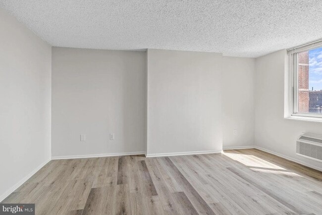 Building Photo - 1500 Locust St Unit 2B-2705 Rental