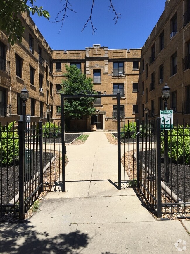 Building Photo - 732 W Roscoe St Rental