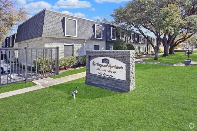 The Ridgemont Apartments - The Ridgmar Oaks Apartments