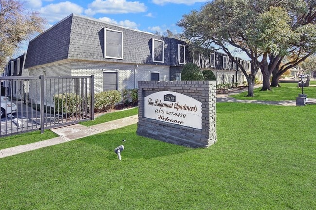 The Ridgemont Apartments - The Ridgmar Oaks Apartments