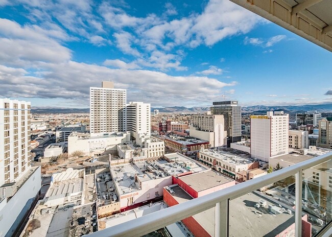 Building Photo - Clean and Bright Studio Apartment Downtown at The Montage- Utilities included!