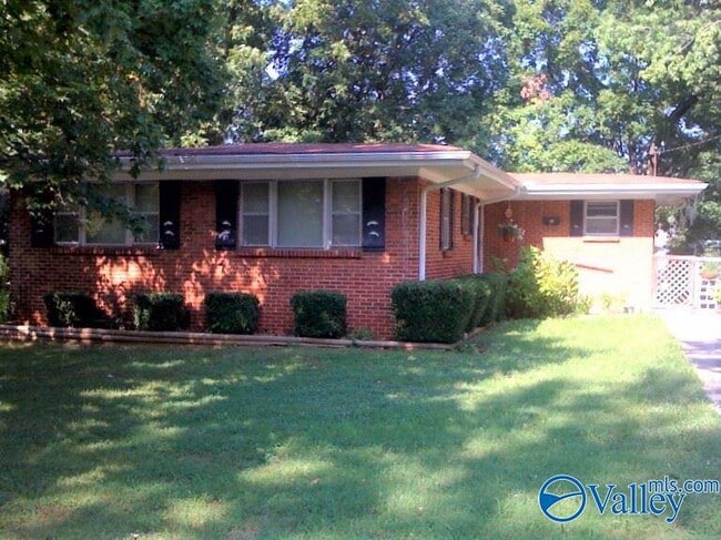 Building Photo - 417 Greenacres Dr NW