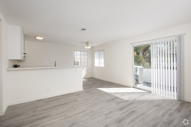 2 habitaciones, 2 baños - 950 pies cuadrados - Sala de estar - 875 N. Olive St. Apartamentos