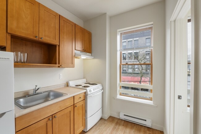 2-bed kitchen with appliances - Milwaukee Apartments