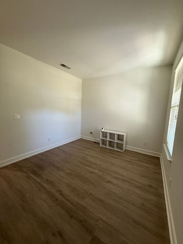 Photo - 433 Tolman Way