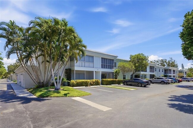 Building Photo - 6273 Bay Club Dr Unit 2