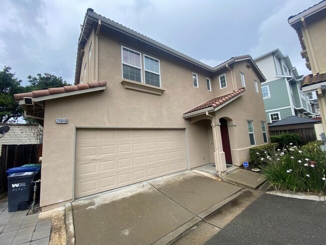 Building Photo - Beautiful & Spacious 3 Bedroom, 2.5 Bathroom Hayward Home – Prime Residential Location W Laundry,...