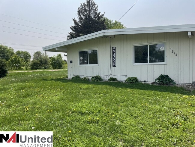 Building Photo - 3 bedroom, 1 bath duplex for rent! Rental